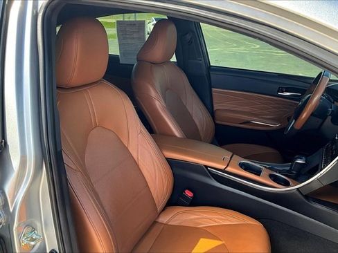 Used 2020 Toyota Avalon Limited image 28