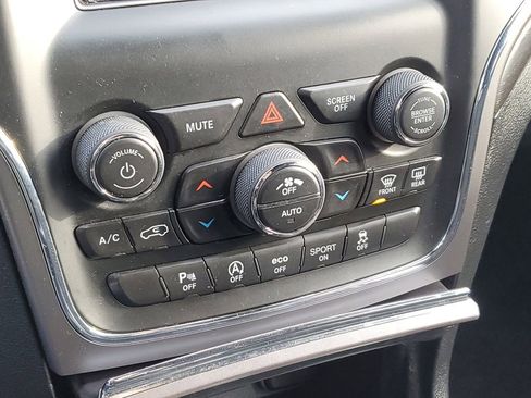 Used 2018 Jeep Grand Cherokee Laredo image 18