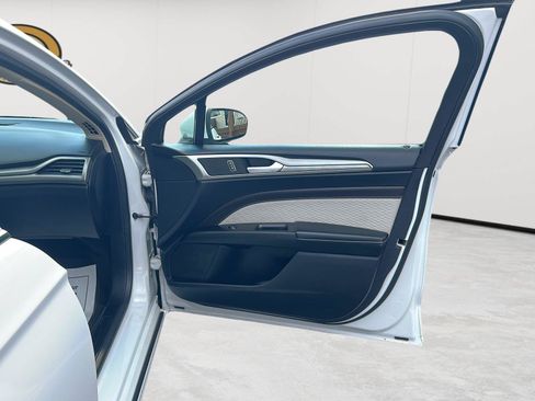 Used 2019 Ford Fusion SE w/ Equipment Group 151A FWD image 18