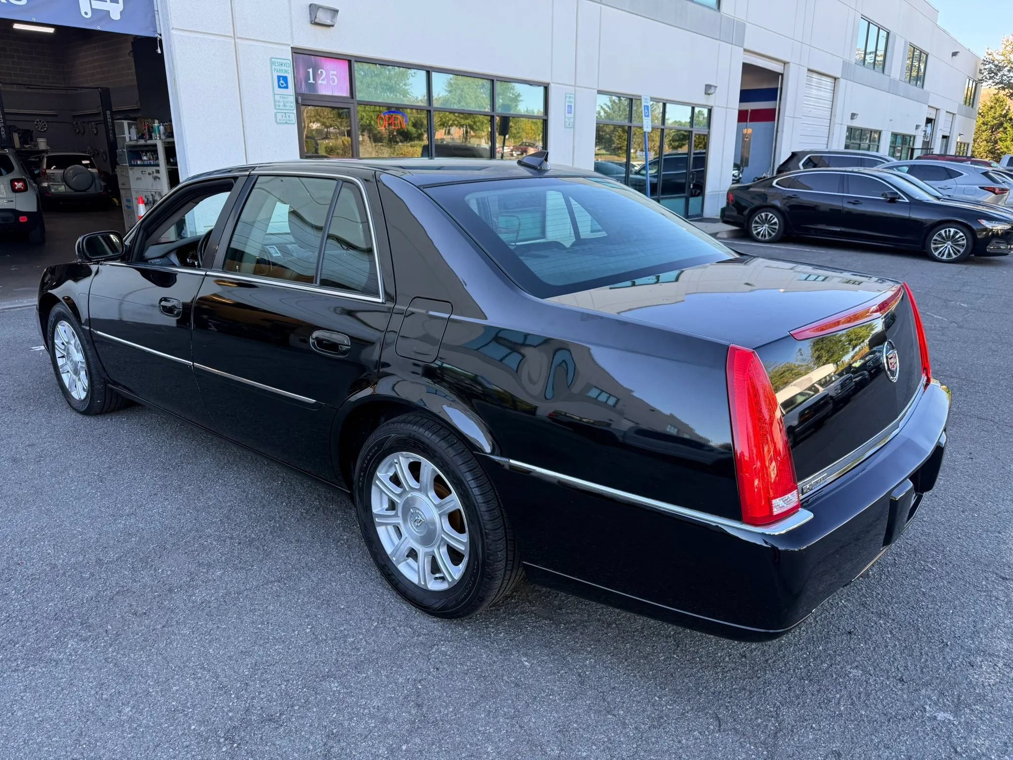 Used 2011 Cadillac DTS FWD image 15