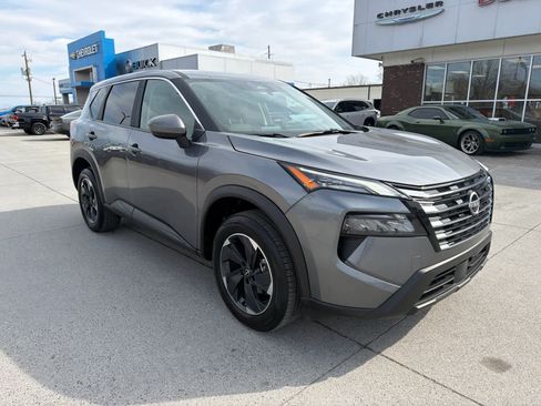 Used 2025 Nissan Rogue SV image 4