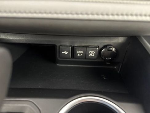 Used 2021 Toyota Highlander LE AWD/4WD image 17