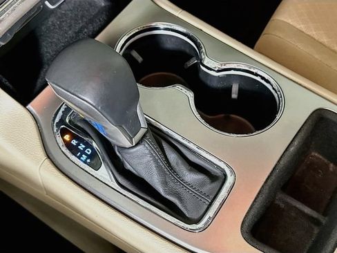 Used 2018 Jeep Grand Cherokee Laredo RWD image 18