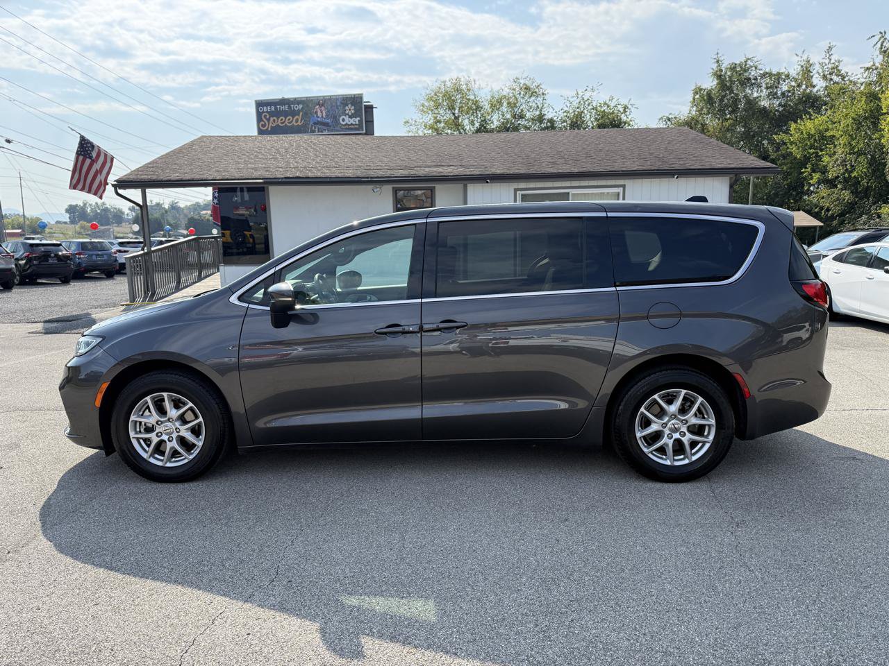 Used 2023 Chrysler Pacifica Touring FWD image 9