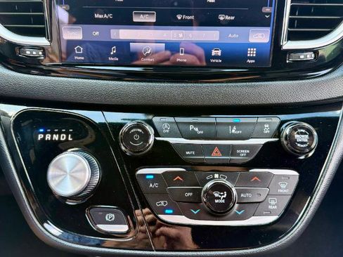 Used 2025 Chrysler Pacifica Select FWD image 26