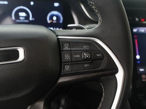 Used 2023 Jeep Grand Cherokee Limited w/ Luxury Tech Group II AWD/4WD image 28