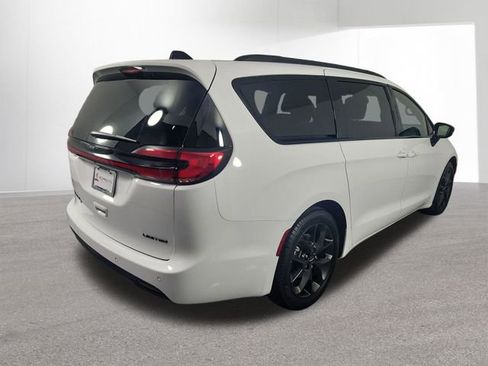 Used 2025 Chrysler Pacifica Limited FWD image 36