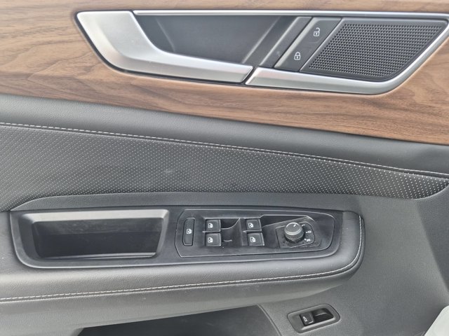 Used 2025 Volkswagen Atlas SE FWD image 13