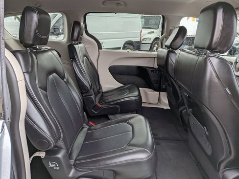 Used 2024 Chrysler Pacifica Touring-L FWD image 28
