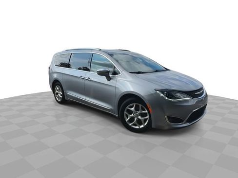 Used 2020 Chrysler Pacifica Limited image 3