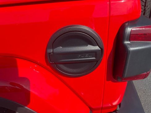 Used 2025 Jeep Wrangler Sahara image 12