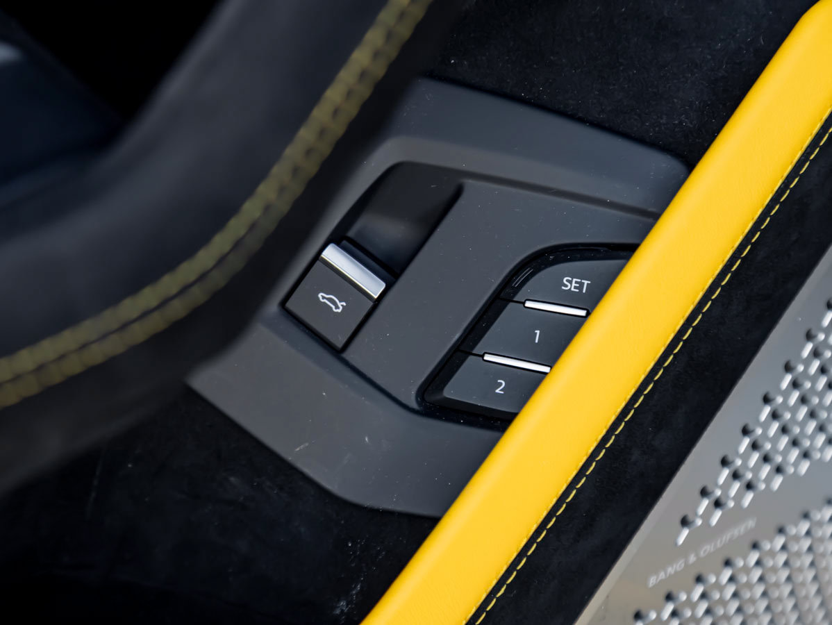 Used 2024 Lamborghini Urus Performante AWD/4WD image 30