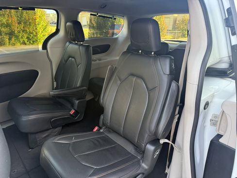 Used 2020 Chrysler Pacifica Touring-L image 20