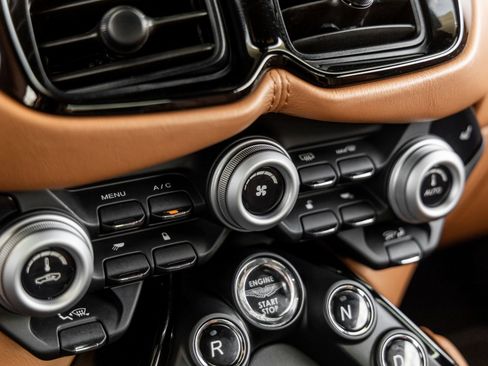 Used 2020 Aston Martin V8 Vantage Coupe RWD image 28