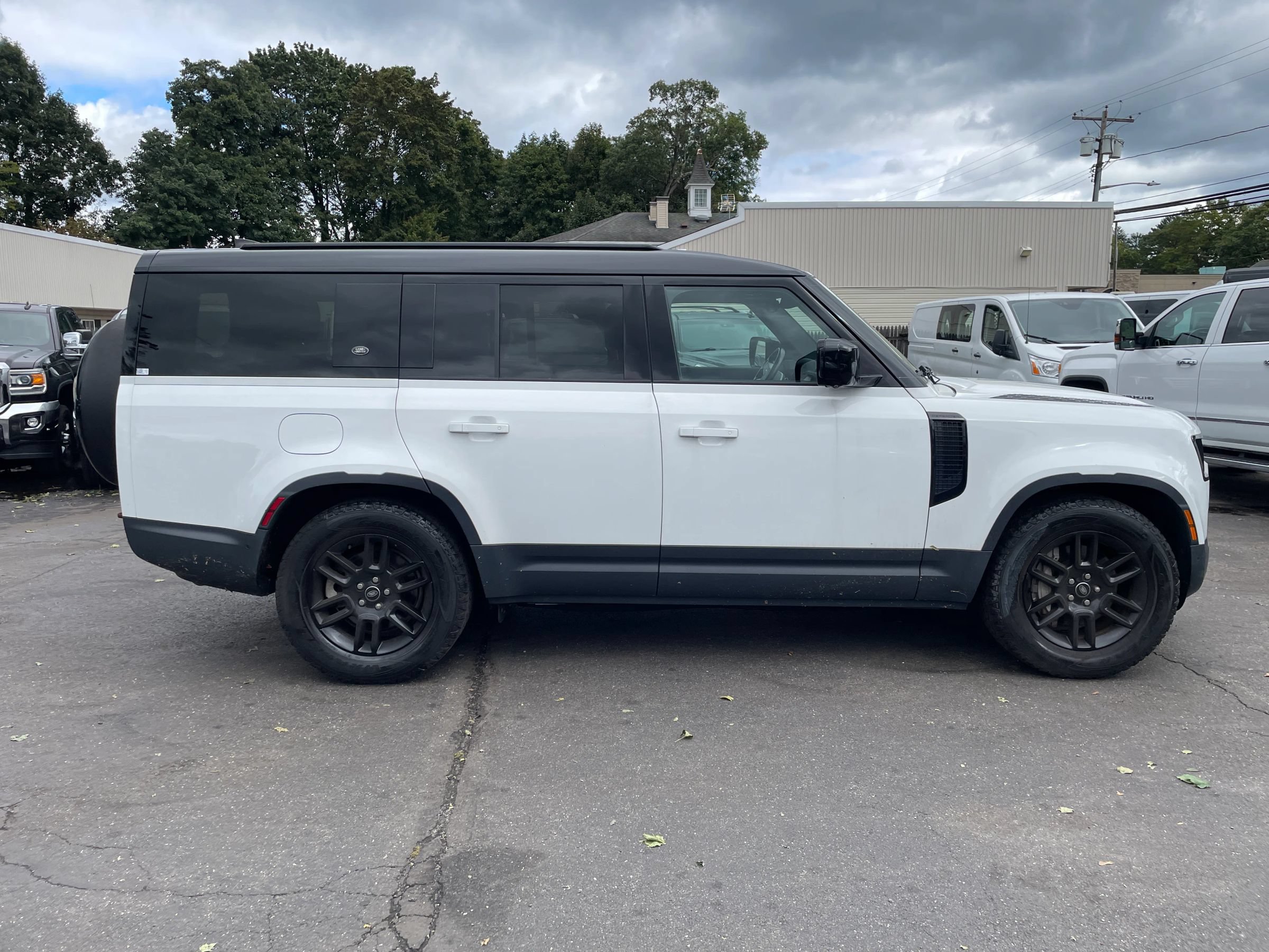 Used 2023 Land Rover Defender 130 SE AWD/4WD image 5