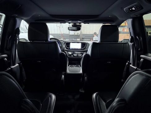 Used 2025 Chrysler Pacifica Limited FWD image 27