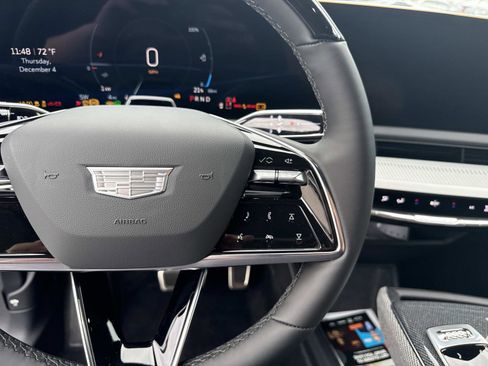 New 2026 Cadillac Optiq Luxury 2 image 32