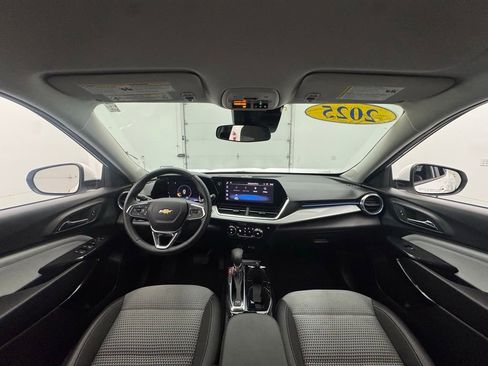 Used 2025 Chevrolet Trax LT w/ LT Convenience Package FWD image 3