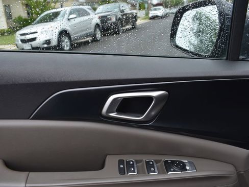 Used 2025 Kia Carnival FWD image 13