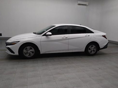 Used 2025 Hyundai Elantra SE FWD image 2