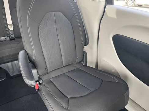 Used 2024 Chrysler Voyager LX image 40