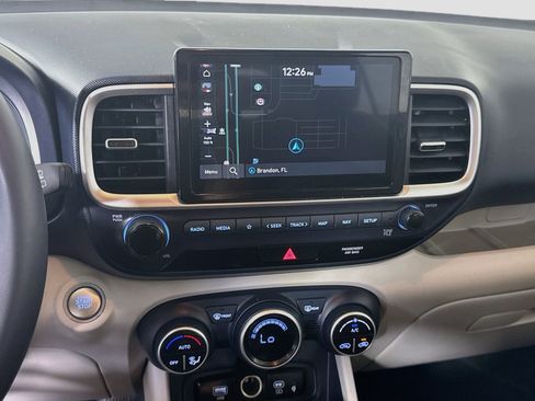 Used 2024 Hyundai Venue Limited FWD image 18