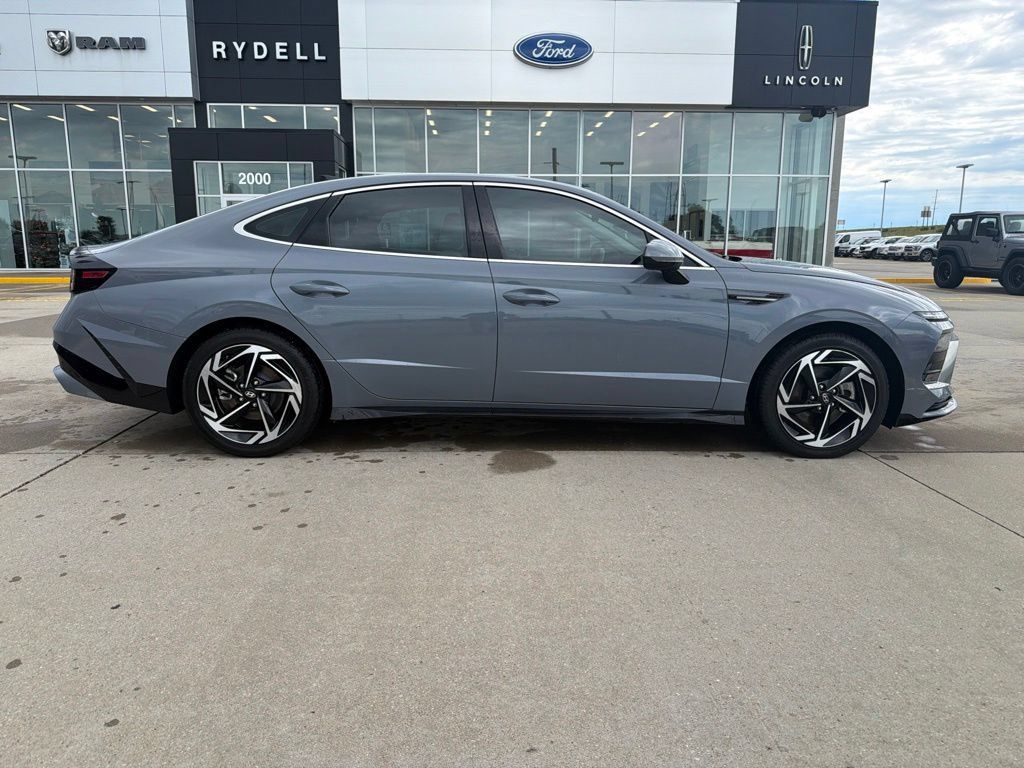 Used 2025 Hyundai Sonata SEL FWD image 2