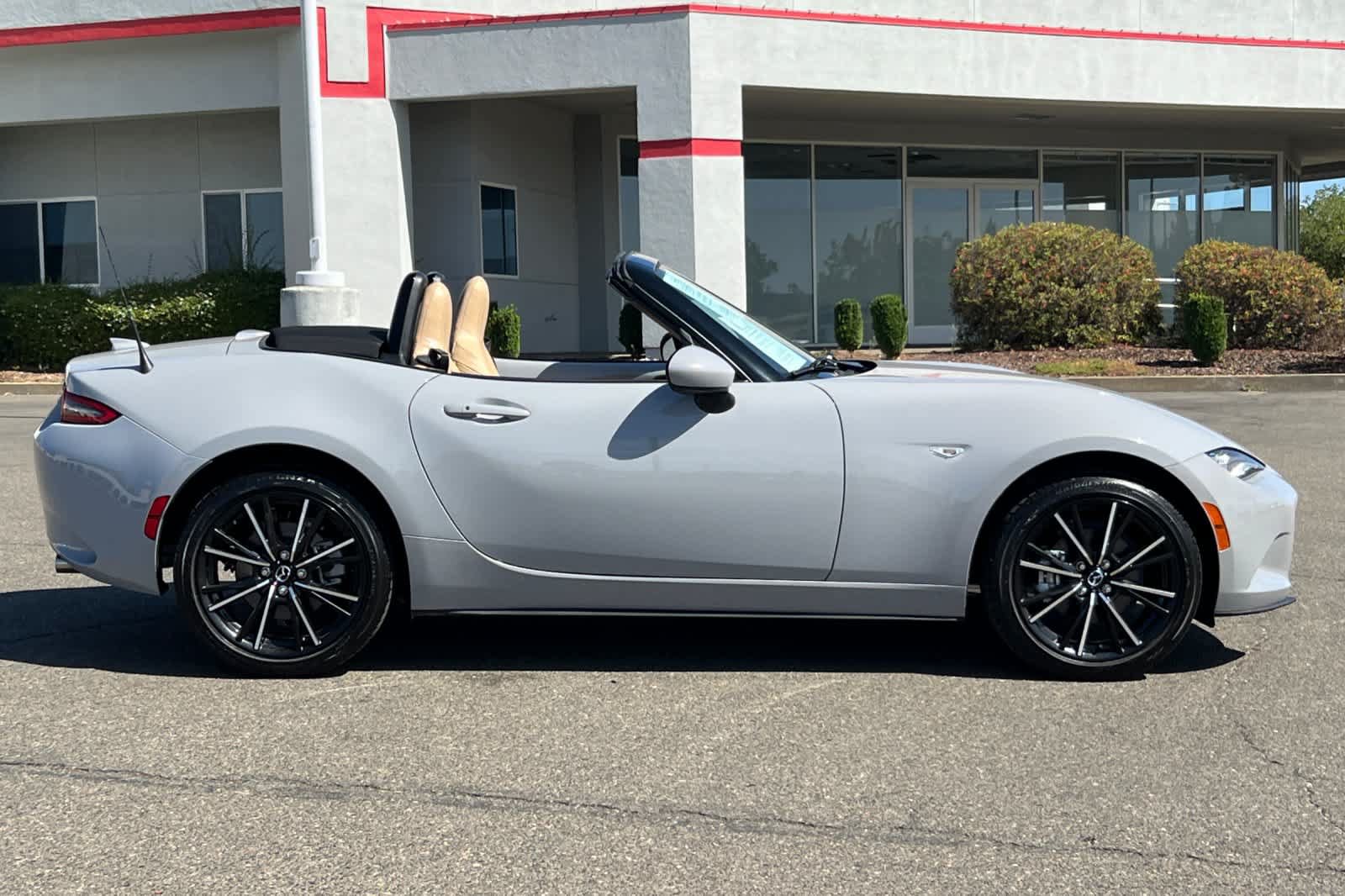 Used 2024 MAZDA MX-5 Miata Grand Touring RWD image 7