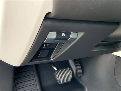 New 2025 Land Rover Defender 90 X-Dynamic SE image 17