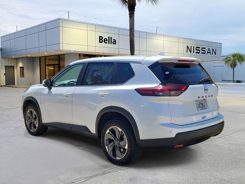 Used 2025 Nissan Rogue SV image 3