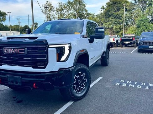 Used 2025 GMC Sierra 2500 AT4X AWD/4WD image 3