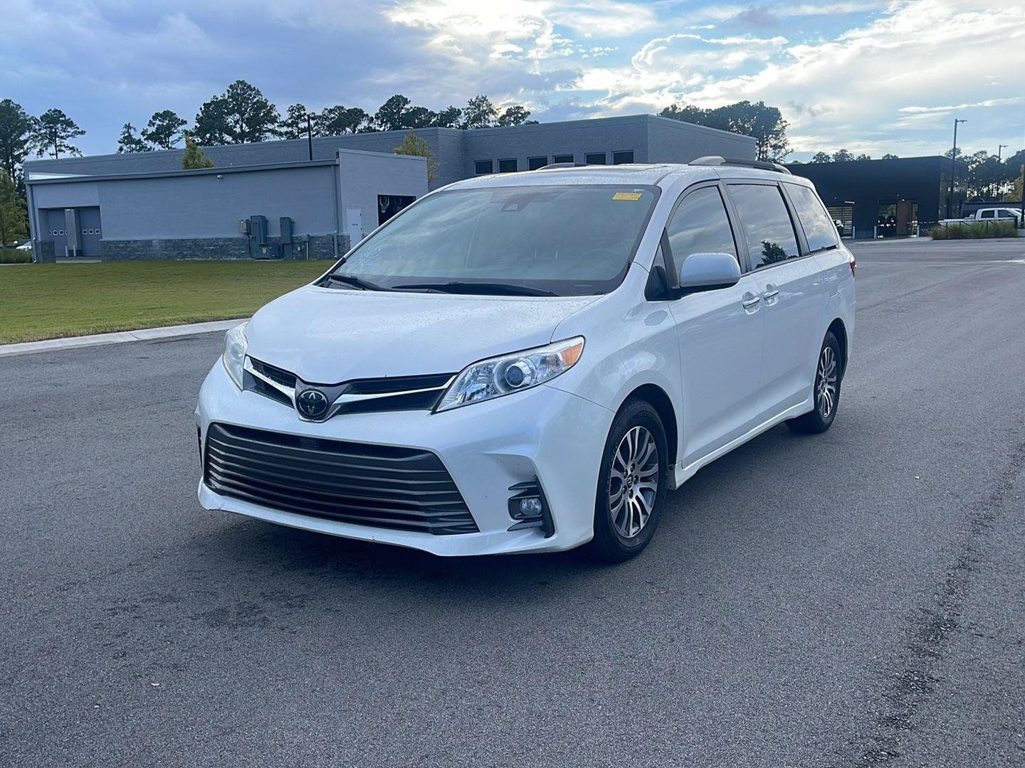 Used 2020 Toyota Sienna XLE w/ XLE Navigation Package FWD image 3