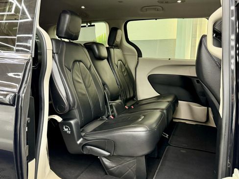 Used 2017 Chrysler Pacifica Touring-L w/ Tire & Wheel Group image 11