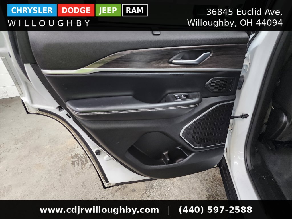 Used 2023 Jeep Grand Cherokee Limited w/ Luxury Tech Group II AWD/4WD image 27