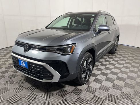 Used 2025 Volkswagen Taos SE AWD/4WD image 4
