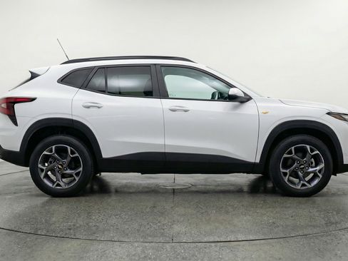 Used 2025 Chevrolet Trax LT w/ LT Convenience Package FWD image 11