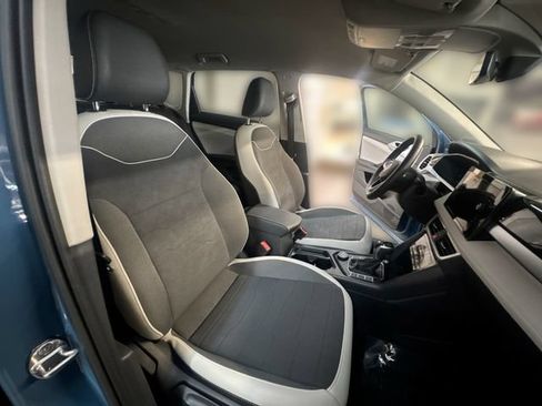 Certified 2025 Volkswagen Taos SE AWD/4WD image 25