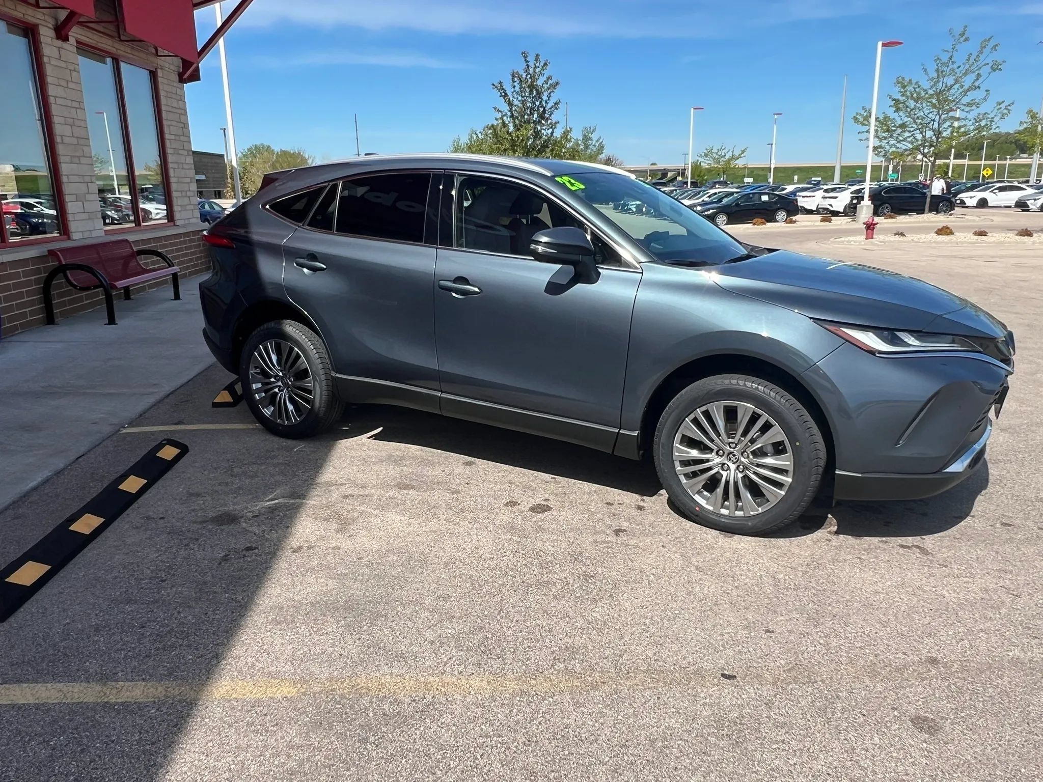 Used 2023 Toyota Venza XLE AWD/4WD image 3