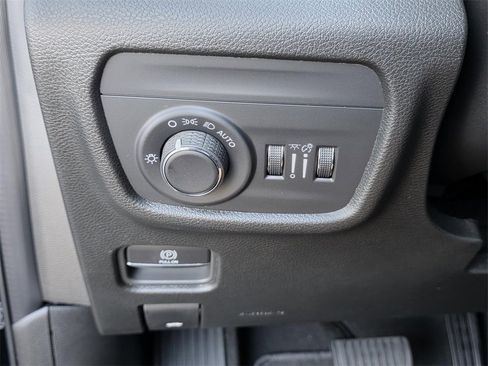 New 2025 Jeep Grand Cherokee Altitude image 24