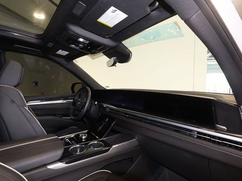 Used 2025 Cadillac Escalade ESV Sport w/ Touring Package AWD/4WD image 28