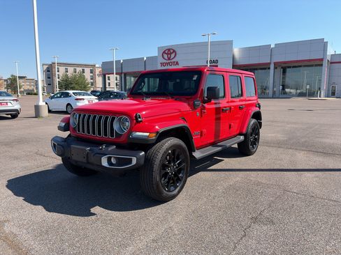 Used 2025 Jeep Wrangler Sahara AWD/4WD image 1