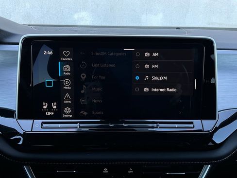 Used 2025 Volkswagen Atlas Cross Sport SE image 32