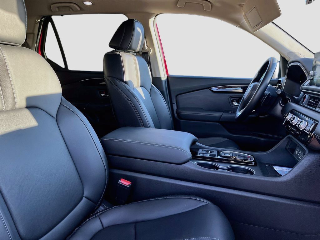 Used 2025 Honda Pilot Touring image 32