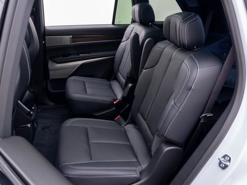 New 2027 Cadillac Vistiq Luxury w/ LPO, Floor Liner Package AWD/4WD image 16