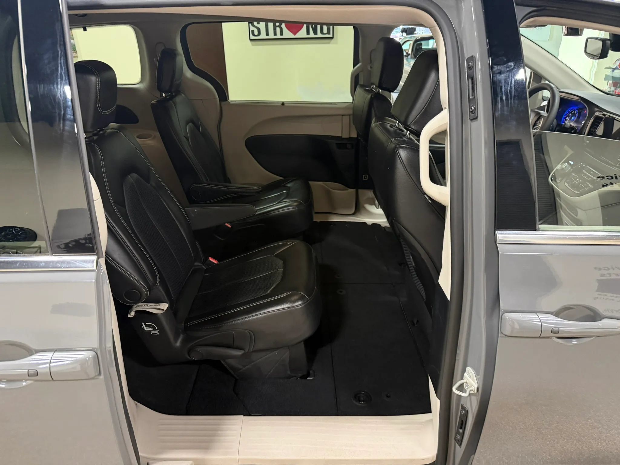 Used 2022 Chrysler Pacifica Touring-L FWD image 28