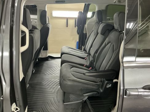 Used 2019 Chrysler Pacifica Touring Plus w/ Tire & Wheel Group FWD image 22