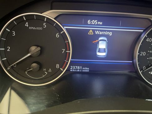 Used 2023 Nissan Altima 2.5 SR w/ SR Premium Package image 2