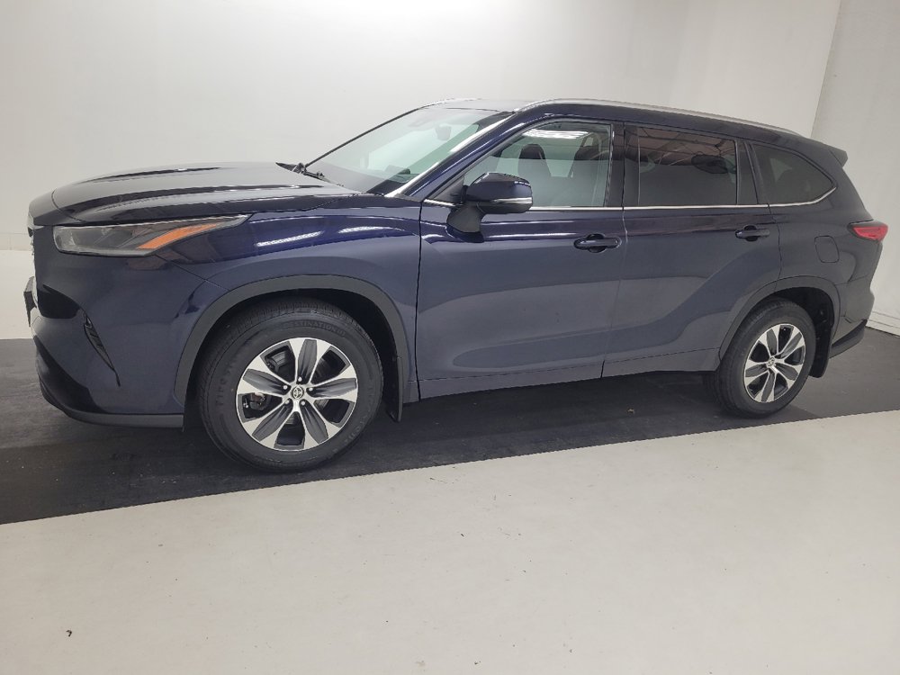 Used 2021 Toyota Highlander XLE AWD/4WD image 2