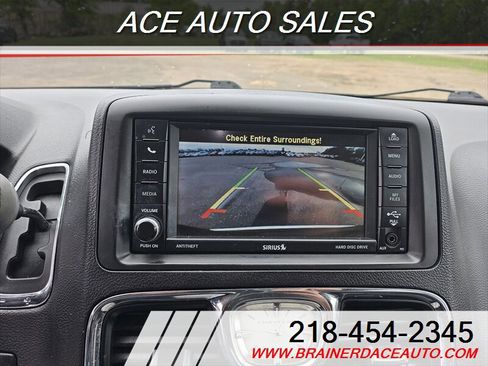 Used 2016 Chrysler Town & Country Touring image 9