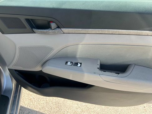 Used 2017 Hyundai Elantra SE FWD image 22
